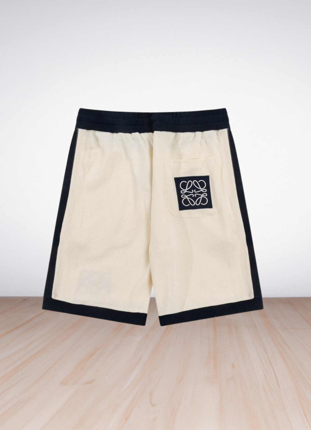 מכנסי שורטס Loewe בצבע בז'י בהיר עם פסי צד שחורים ולוגו