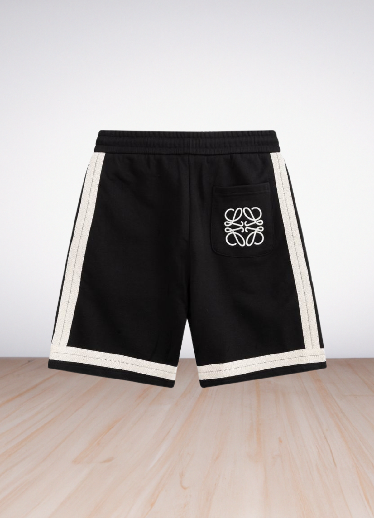 מכנסי שורטס Loewe בצבע שחור עם פסי צד ולוגו