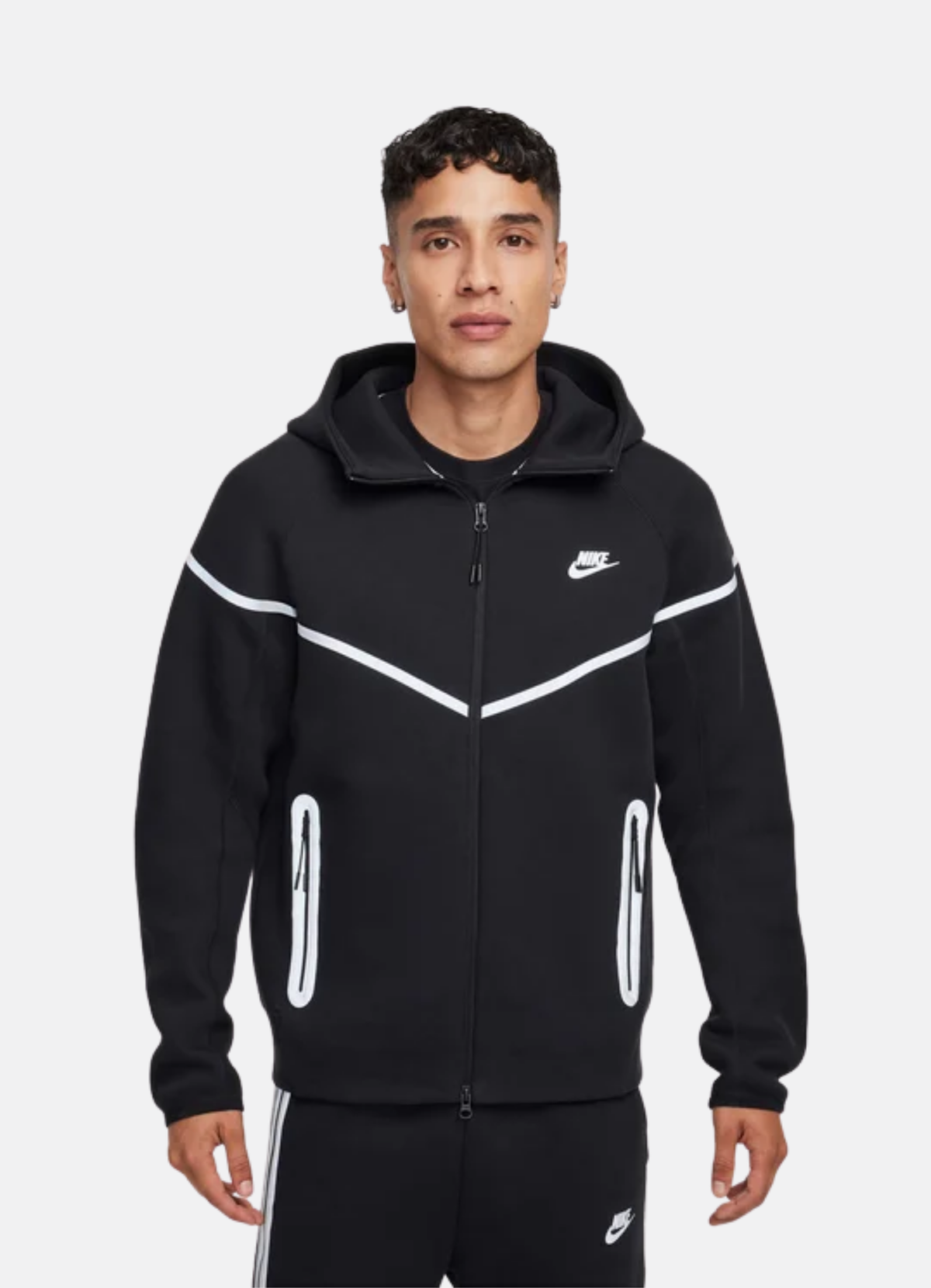 חליפת טרנינג Nike Tech בצבע שחור ולבן – סט סווטשירט ומכנס