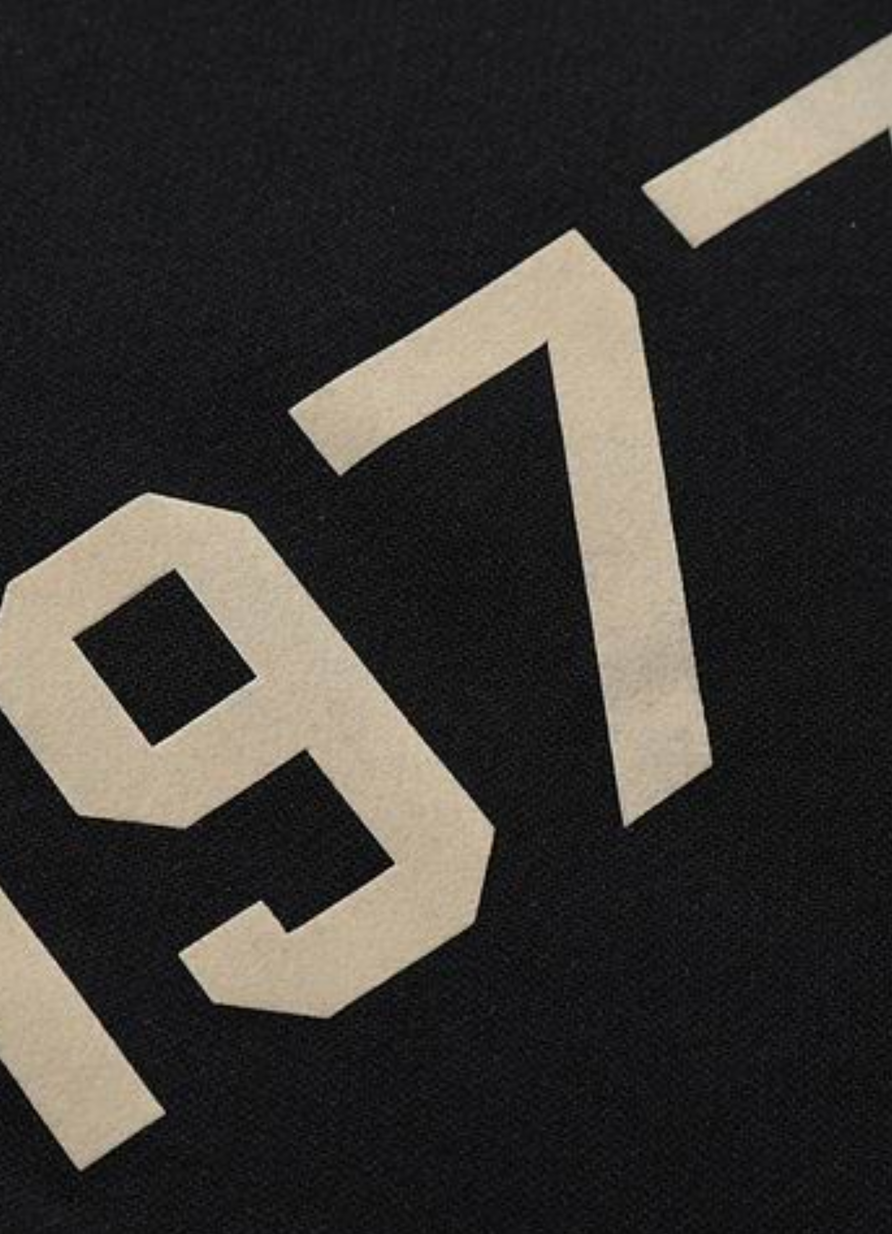 מכנסי טרנינג Essentials בצבע שחור עם הדפס 1977 גדול – מכנסיים ארוכים