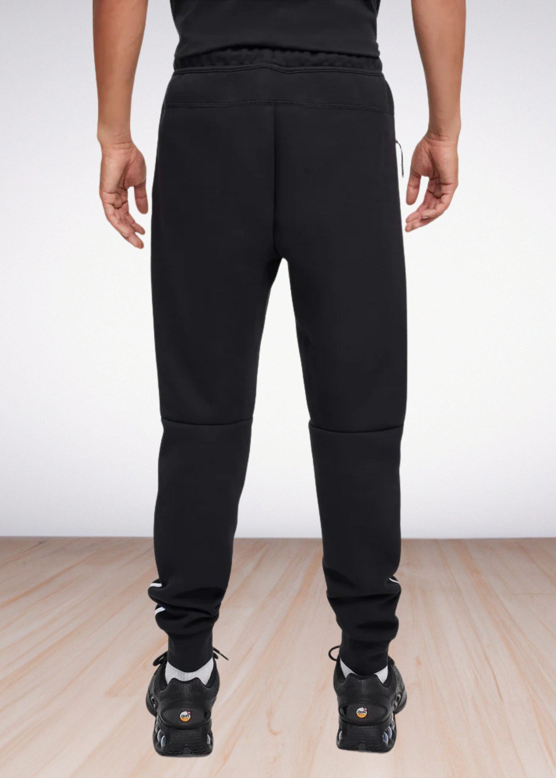 חליפת טרנינג Nike Tech בצבע שחור ולבן – סט סווטשירט ומכנס