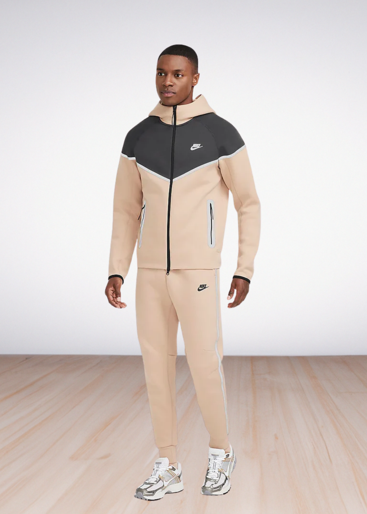 חליפת טרנינג Nike Tech בצבע בז'׳ ושחור – סט סווטשירט ומכנס