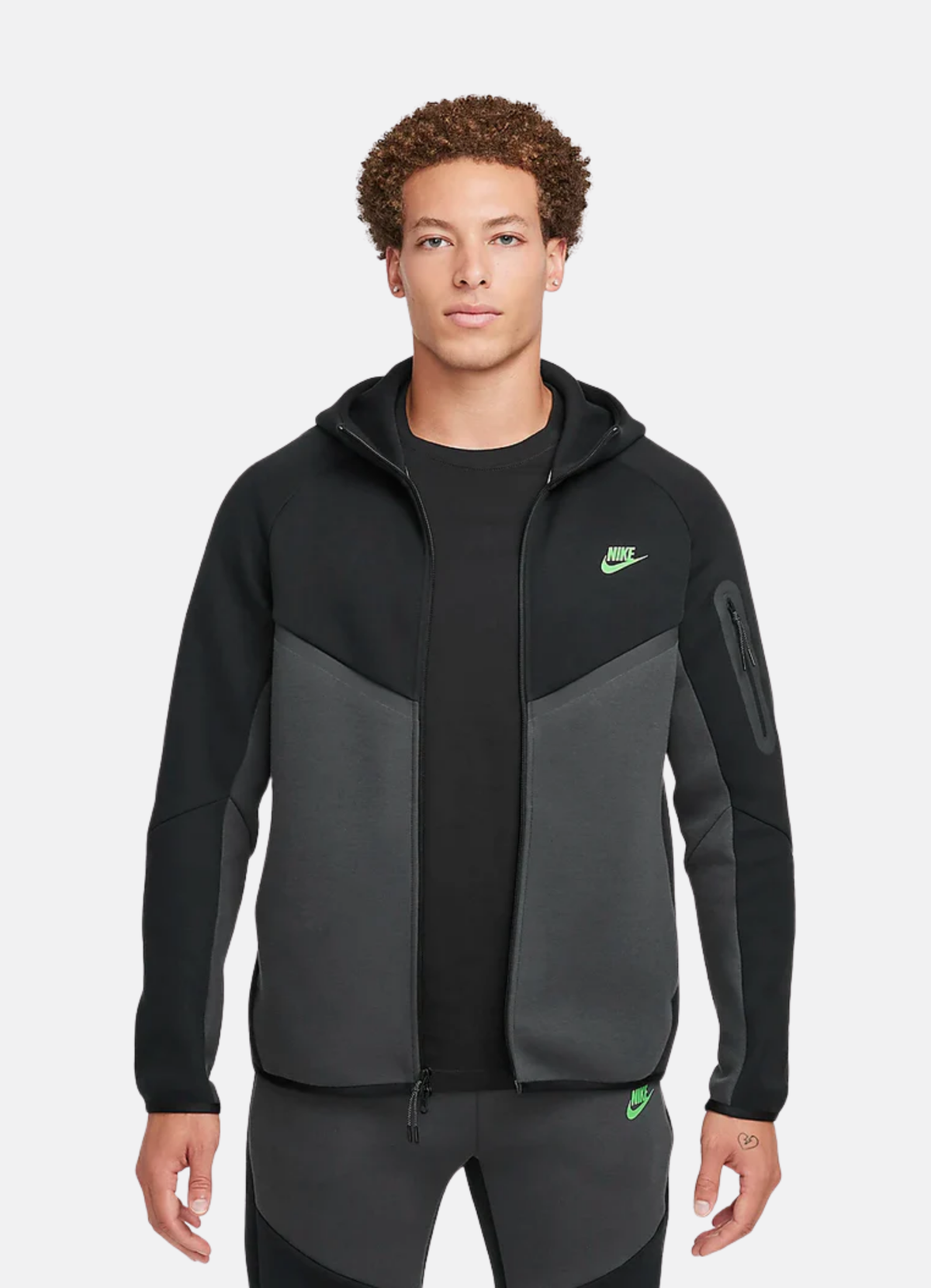 חליפת טרנינג Nike Tech בצבע שחור וירוק – סט סווטשירט ומכנס