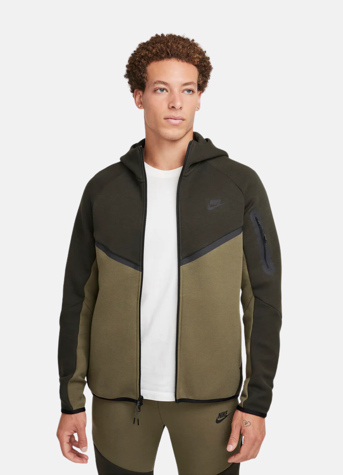 חליפת טרנינג Nike Tech בצבע ירוק וחרדל – סט סווטשירט ומכנס