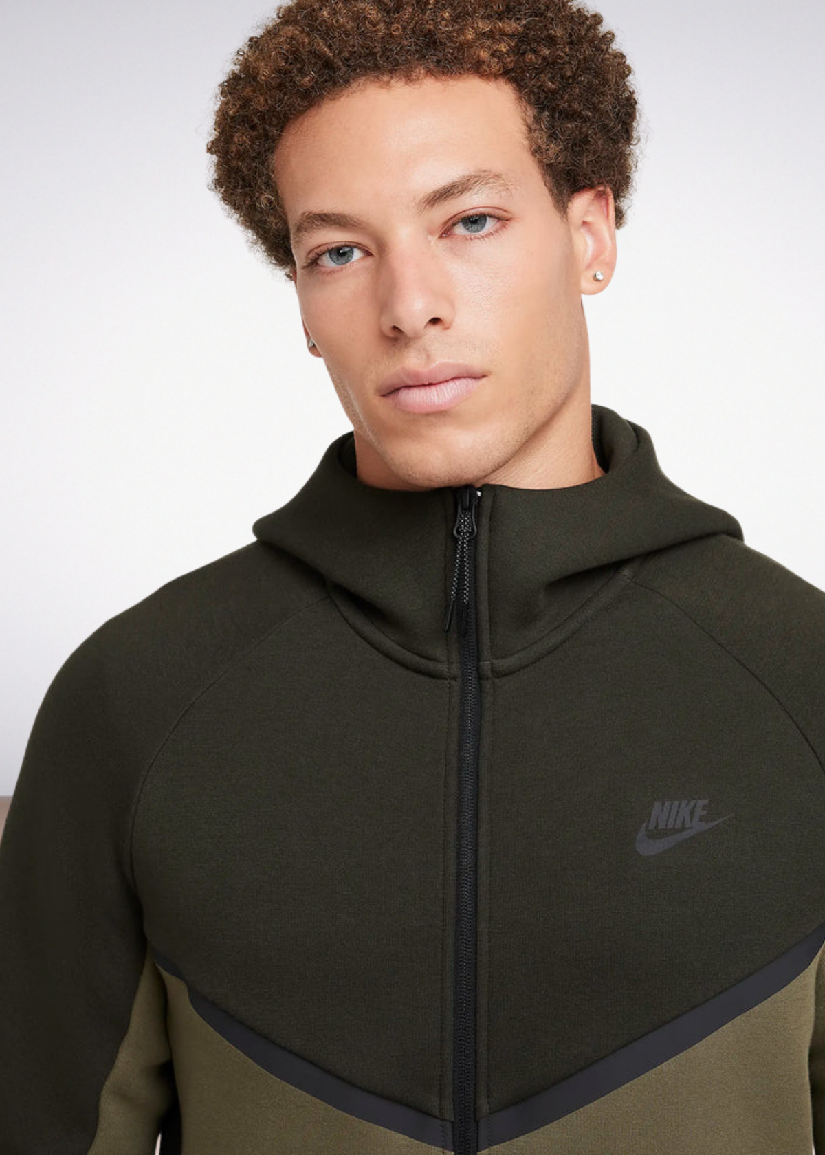 חליפת טרנינג Nike Tech בצבע ירוק וחרדל – סט סווטשירט ומכנס