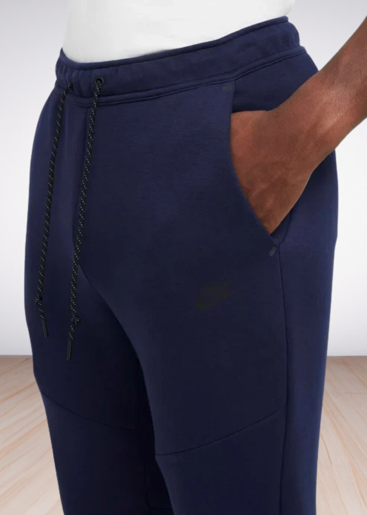 חליפת טרנינג Nike Tech בצבע כחול נייבי – סט סווטשירט ומכנס