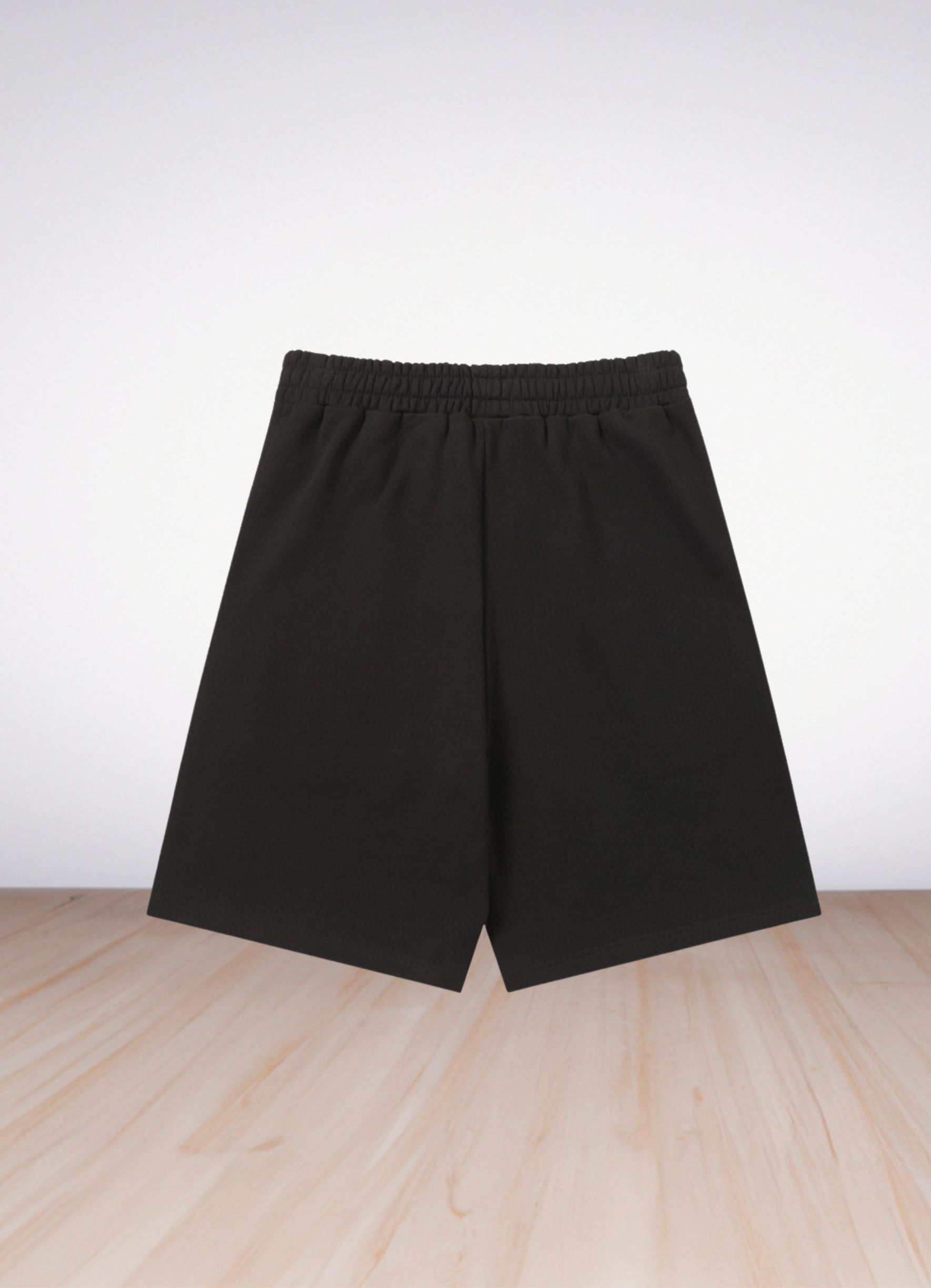 מכנסי שורטס Balenciaga בצבע שחור עם הדפס לוגו אדום