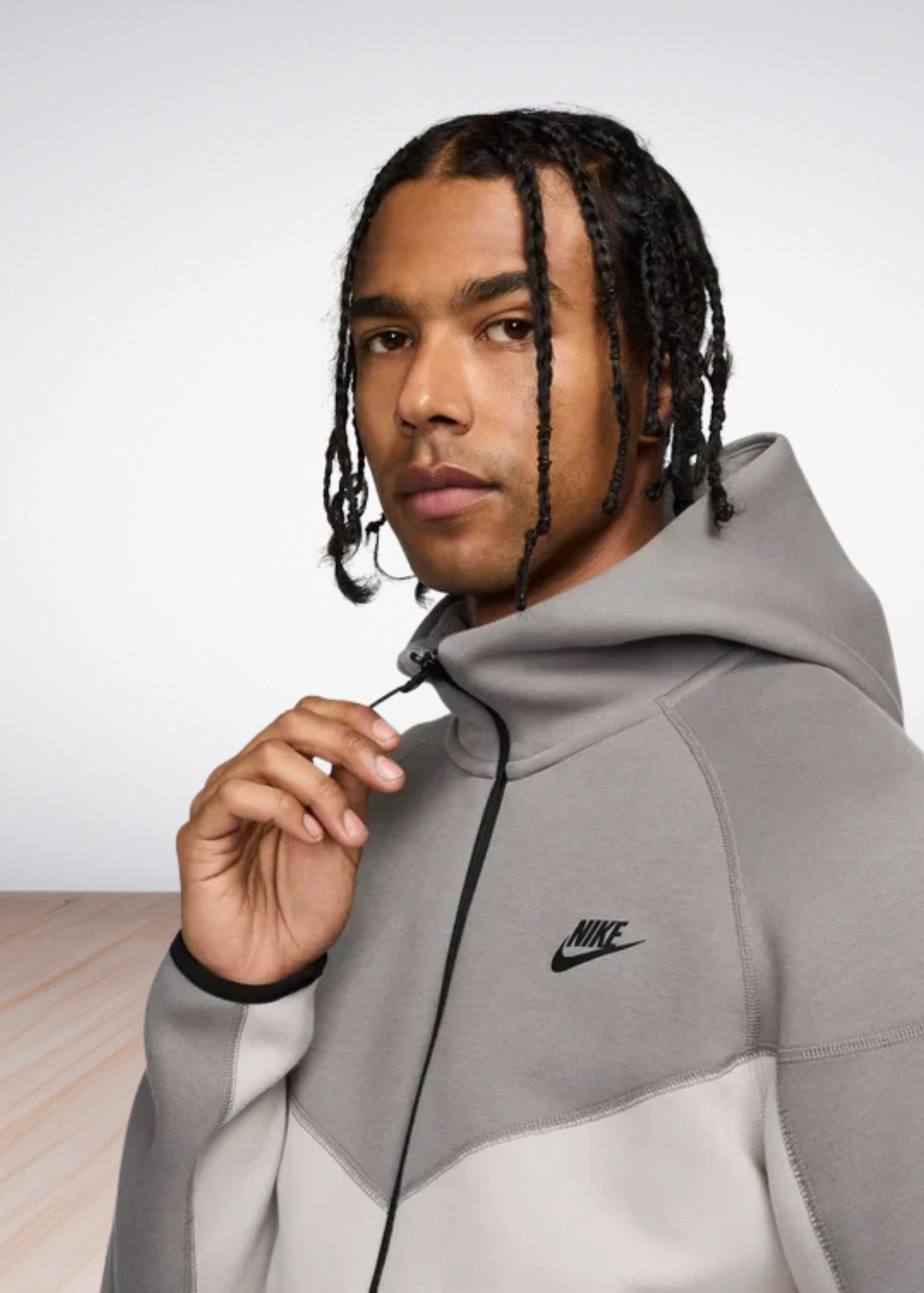 חליפת טרנינג Nike Tech בצבע אפור ולבן – סט סווטשירט ומכנס
