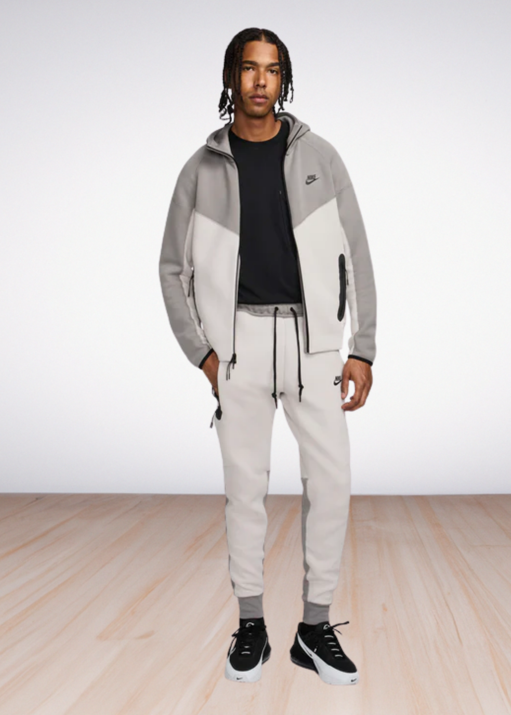 חליפת טרנינג Nike Tech בצבע אפור ולבן – סט סווטשירט ומכנס