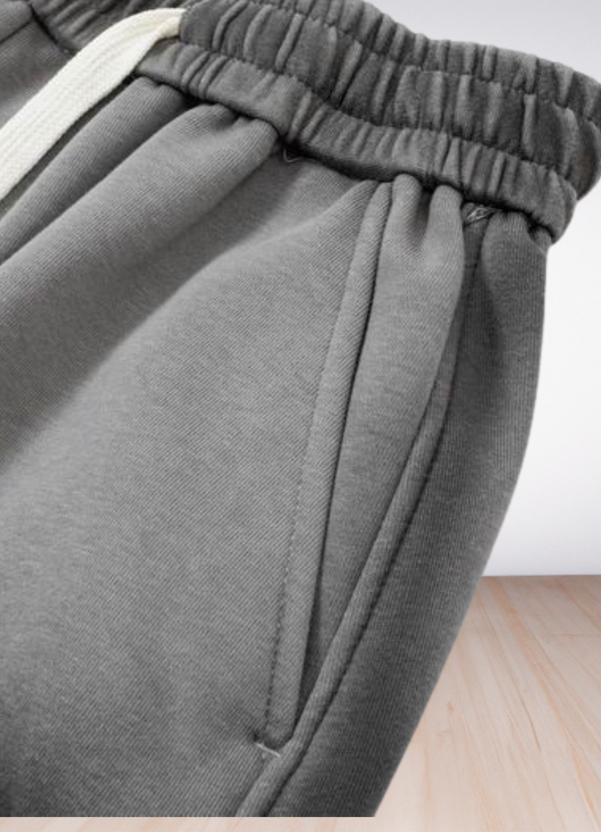 מכנסי טרנינג Alo Yoga – מכנסיים ארוכים בצבע אפור בהיר עם הדפס כוכבים