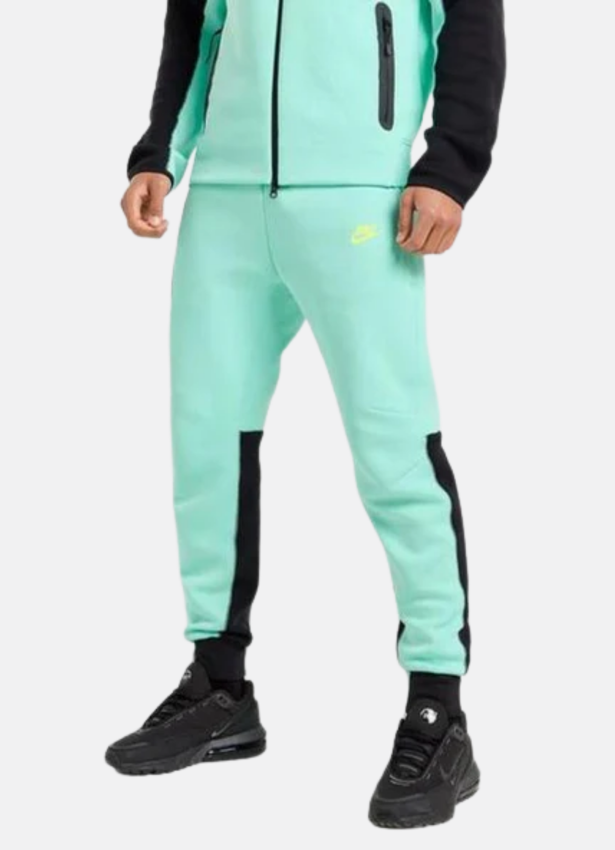 חליפת טרנינג Nike Tech בצבע ירוק אזמרגד ושחור – סט סווטשירט ומכנס