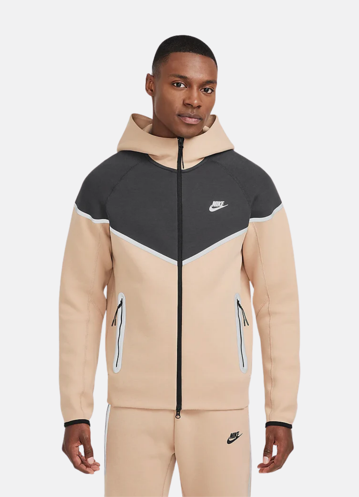 חליפת טרנינג Nike Tech בצבע בז'׳ ושחור – סט סווטשירט ומכנס