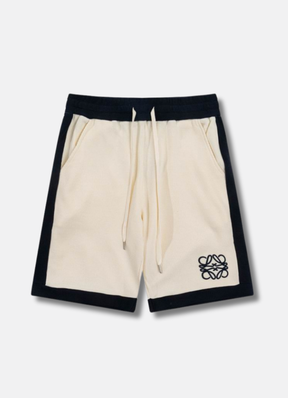 מכנסי שורטס Loewe בצבע בז'י בהיר עם פסי צד שחורים ולוגו