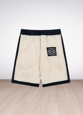 מכנסי שורטס Loewe בצבע בז'י בהיר עם פסי צד שחורים ולוגו