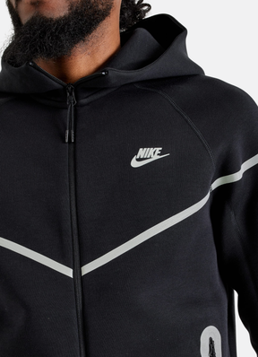 חליפת טרנינג Nike Tech בצבע שחור – סט סווטשירט ומכנס