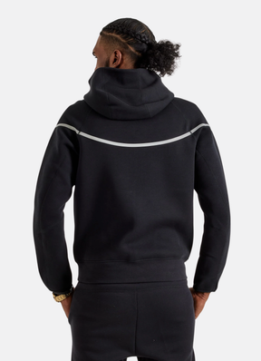 חליפת טרנינג Nike Tech בצבע שחור – סט סווטשירט ומכנס