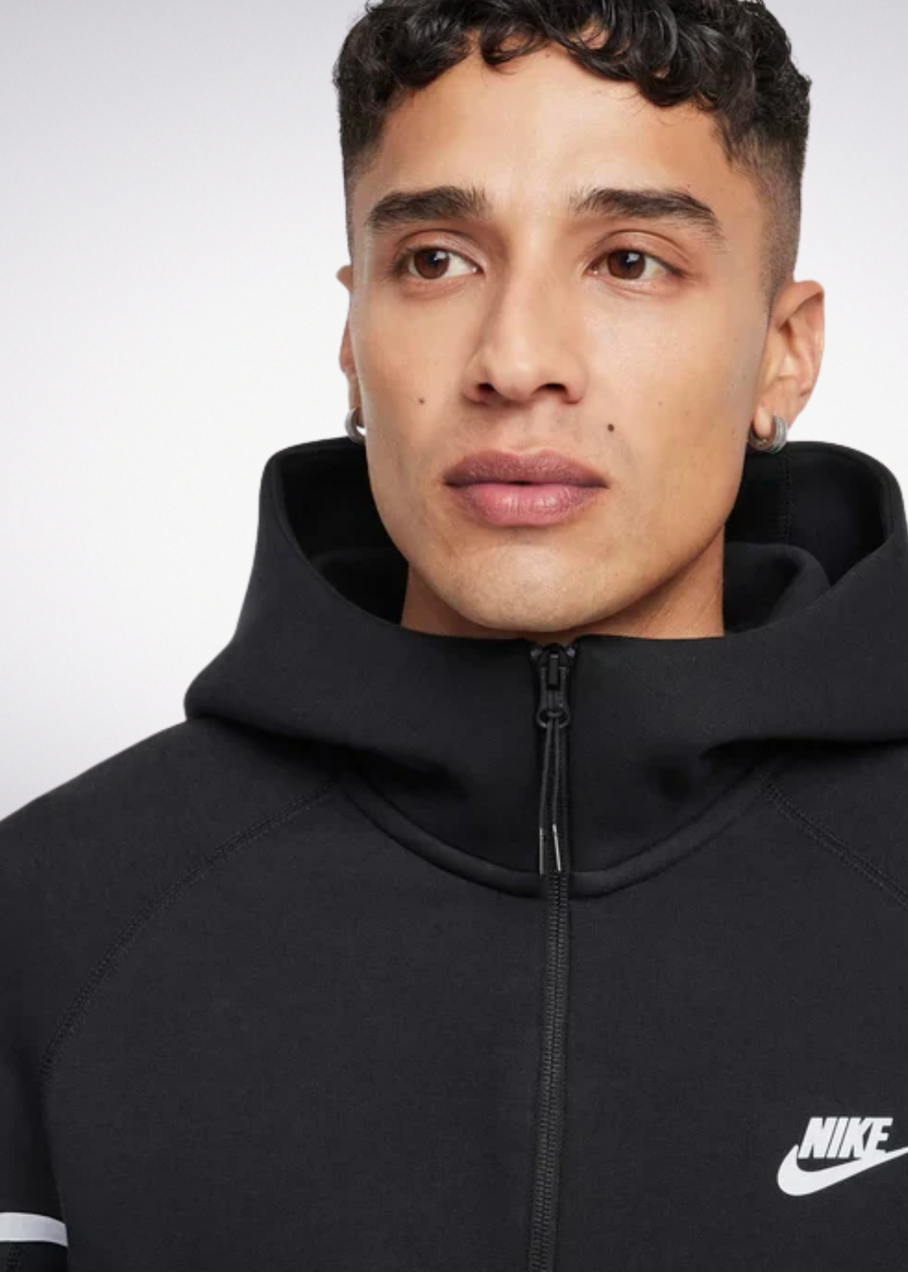 חליפת טרנינג Nike Tech בצבע שחור ולבן – סט סווטשירט ומכנס