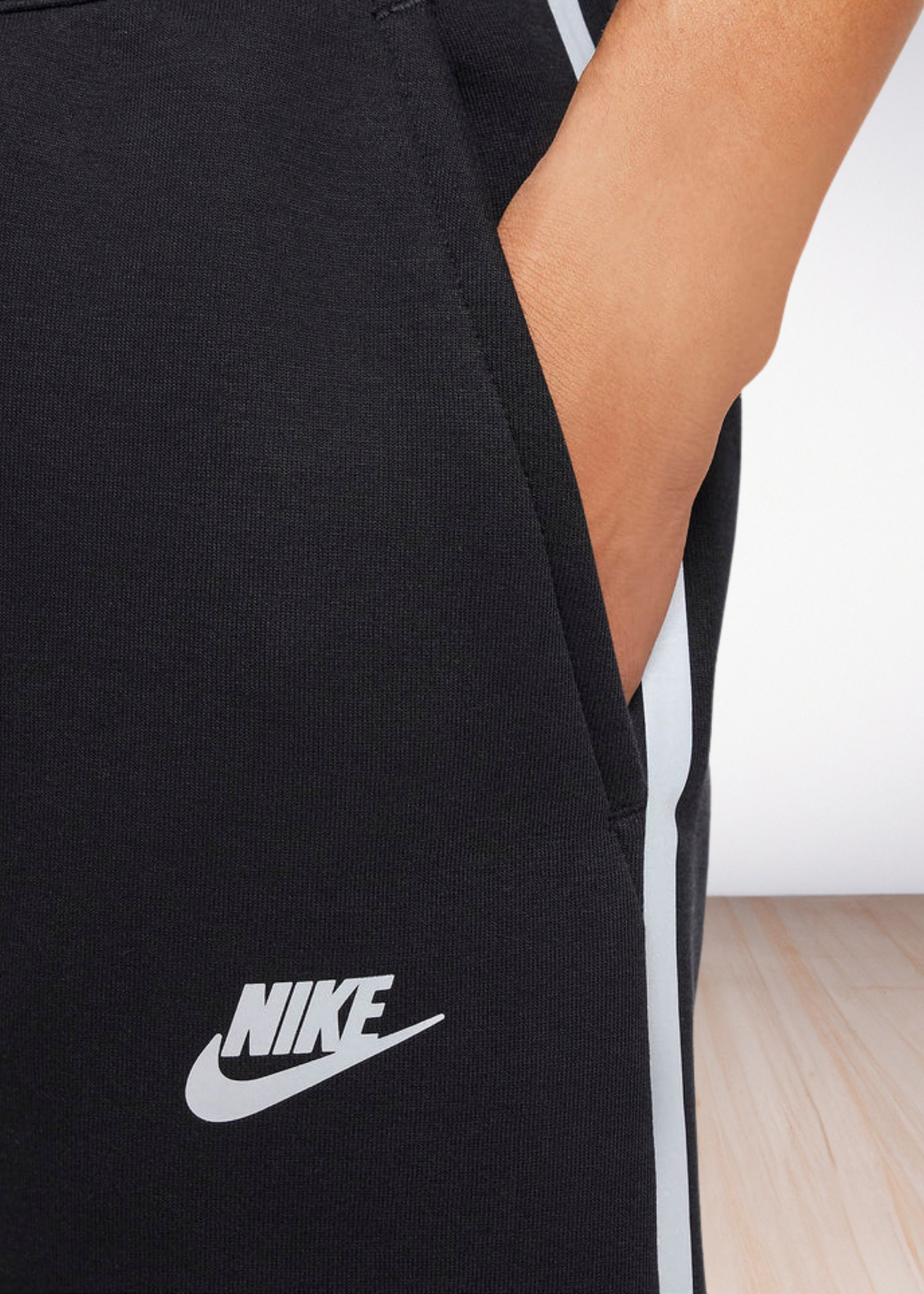 חליפת טרנינג Nike Tech בצבע שחור ולבן – סט סווטשירט ומכנס