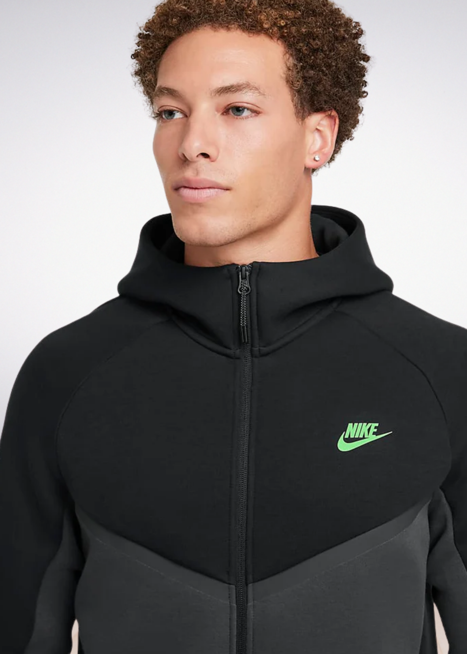 חליפת טרנינג Nike Tech בצבע שחור וירוק – סט סווטשירט ומכנס