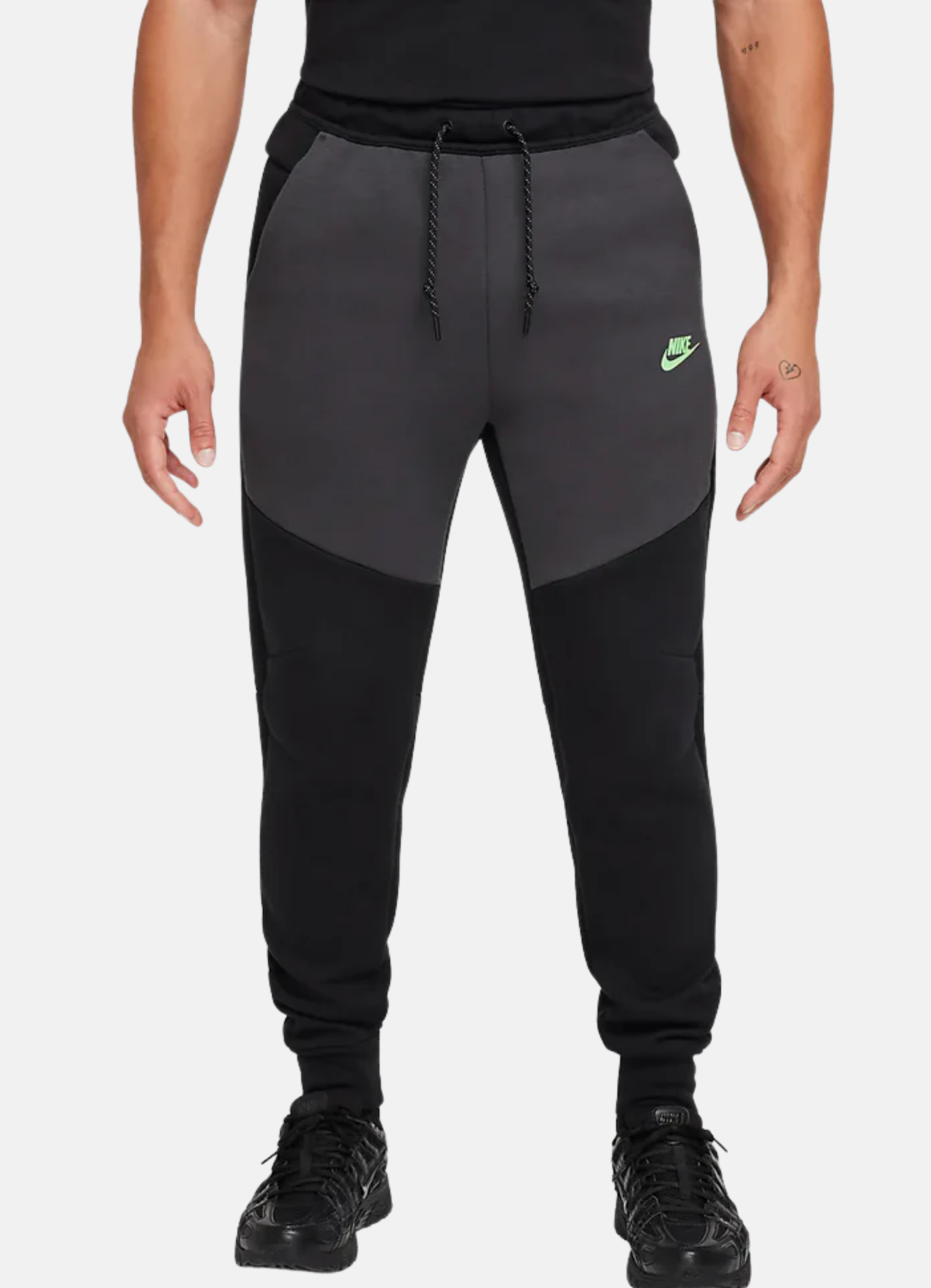 חליפת טרנינג Nike Tech בצבע שחור וירוק – סט סווטשירט ומכנס