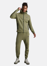 חליפת טרנינג Nike Tech בצבע ירוק זית – סט סווטשירט ומכנס