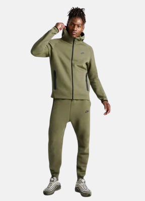 חליפת טרנינג Nike Tech בצבע ירוק זית – סט סווטשירט ומכנס