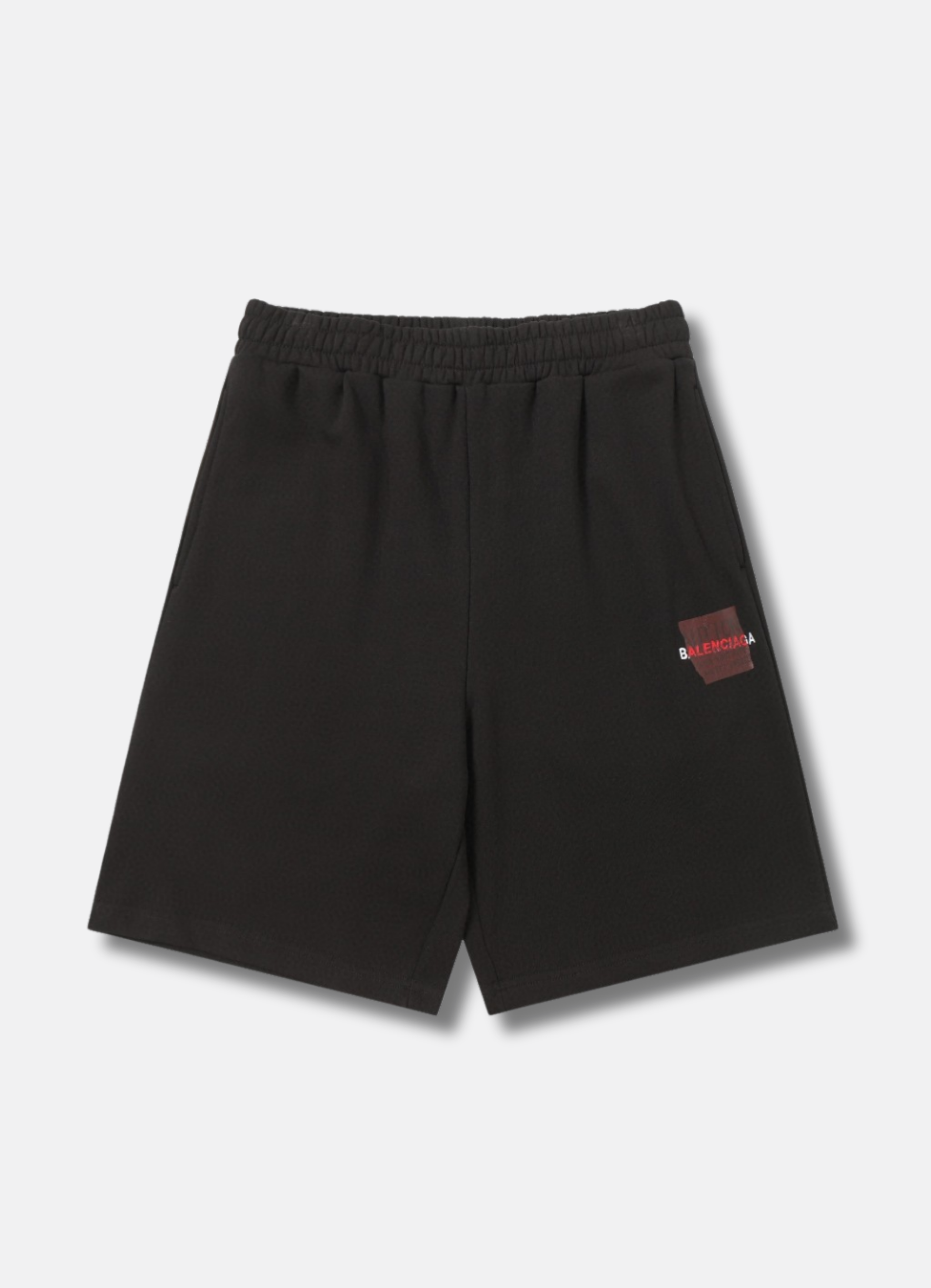 מכנסי שורטס Balenciaga בצבע שחור עם הדפס לוגו אדום