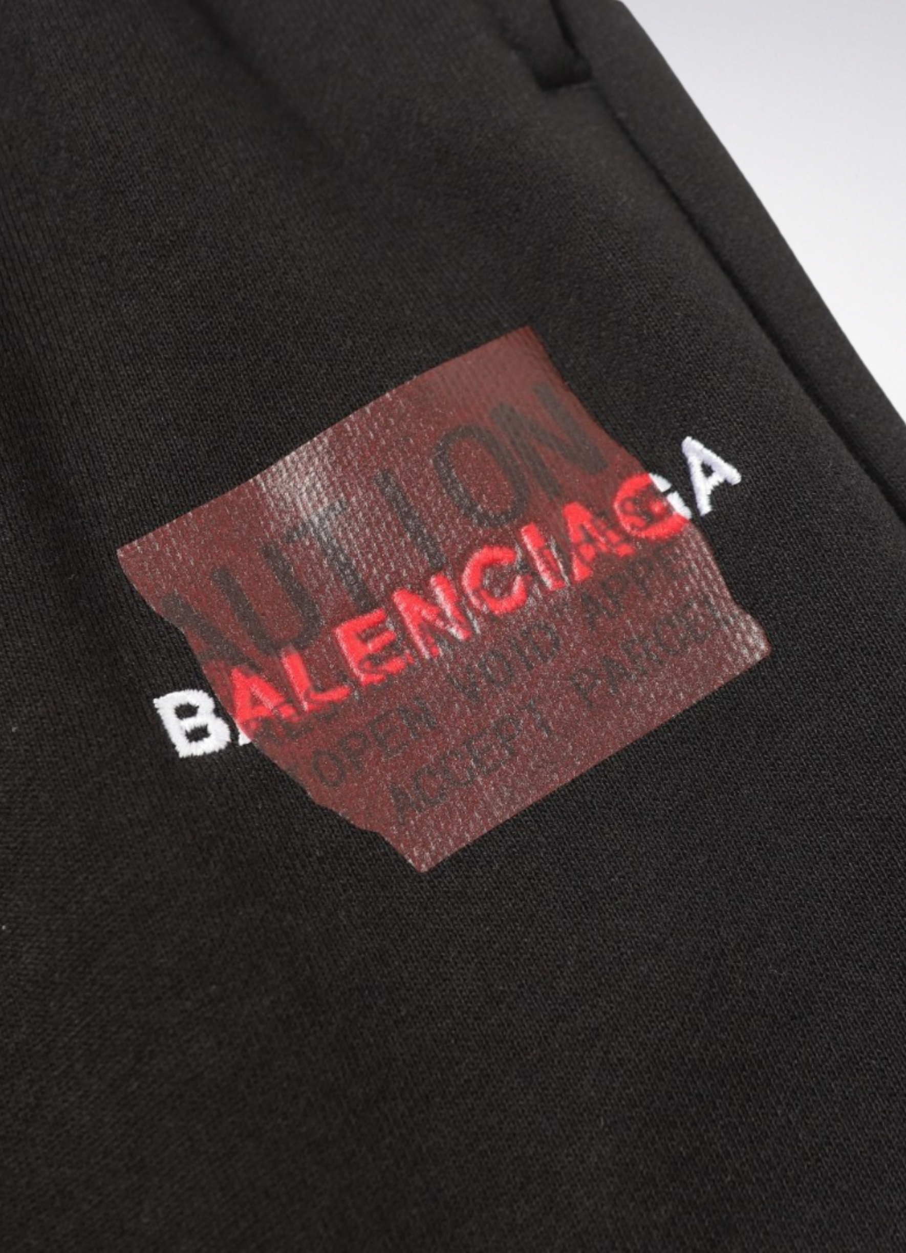 מכנסי שורטס Balenciaga בצבע שחור עם הדפס לוגו אדום