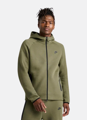 חליפת טרנינג Nike Tech בצבע ירוק זית – סט סווטשירט ומכנס