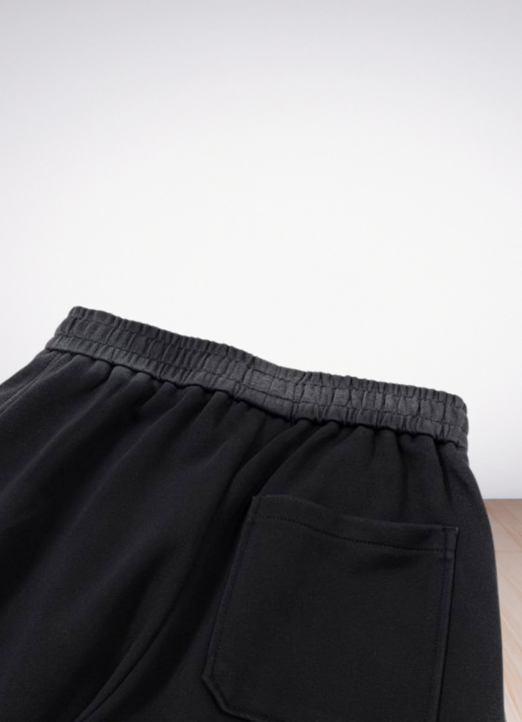 מכנסי טרנינג Alo Yoga בצבע שחור עם לוגו רקום – מכנסיים ארוכים