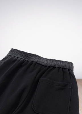 מכנסי טרנינג Alo Yoga בצבע שחור עם לוגו רקום – מכנסיים ארוכים