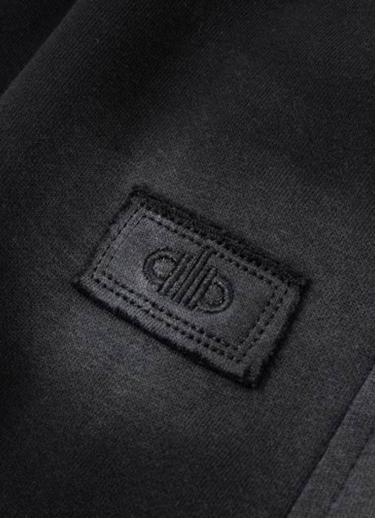 מכנסי טרנינג Alo Yoga בצבע שחור עם לוגו רקום – מכנסיים ארוכים