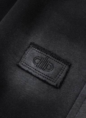 מכנסי טרנינג Alo Yoga בצבע שחור עם לוגו רקום – מכנסיים ארוכים