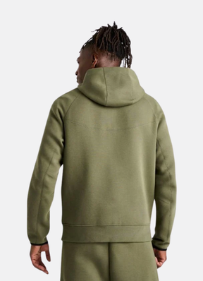 חליפת טרנינג Nike Tech בצבע ירוק זית – סט סווטשירט ומכנס