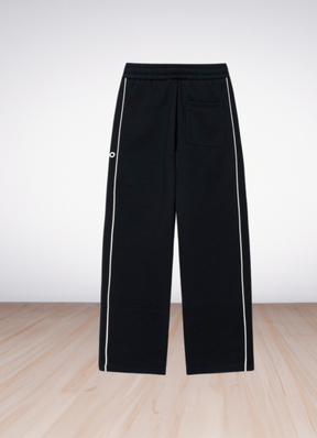 מכנסי טרנינג Alo Yoga בצבע שחור עם פסי צד ולוגו רקום – מכנסיים ארוכים