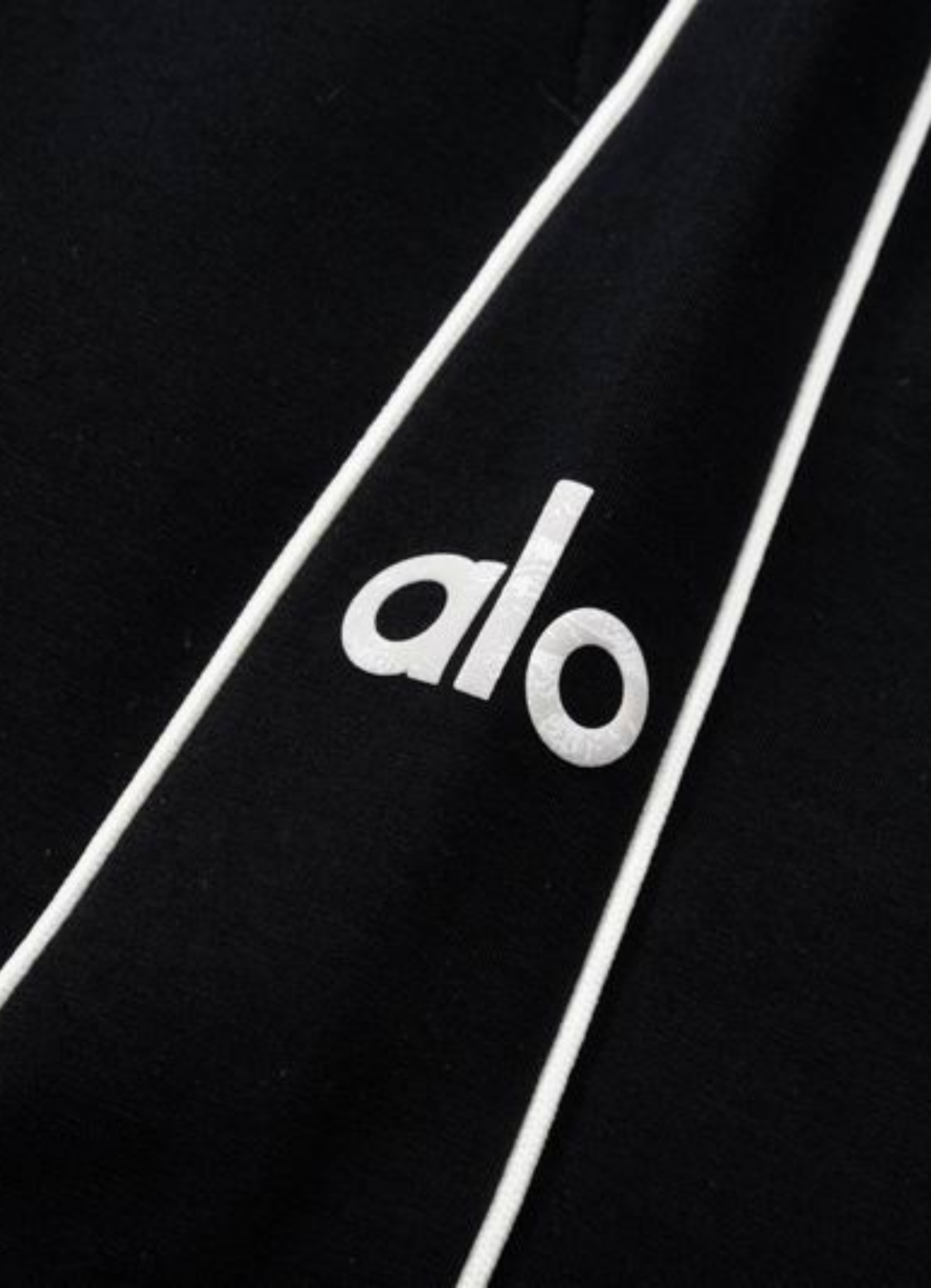 מכנסי טרנינג Alo Yoga בצבע שחור עם פסי צד ולוגו רקום – מכנסיים ארוכים