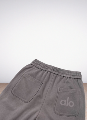 מכנסי טרנינג Alo Yoga בצבע אפור עם רקמת לוגו – מכנסיים ארוכים