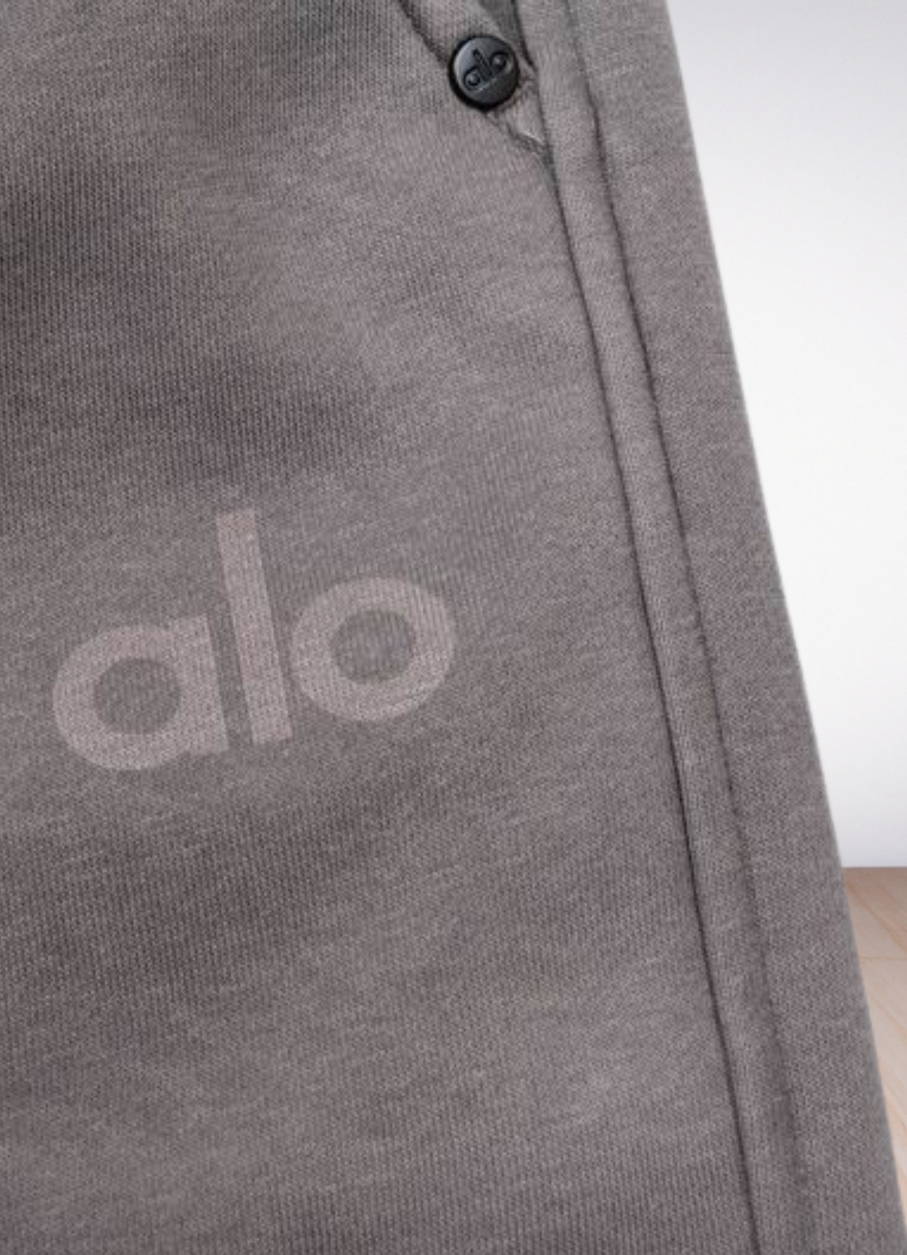 מכנסי טרנינג Alo Yoga בצבע אפור עם רקמת לוגו – מכנסיים ארוכים